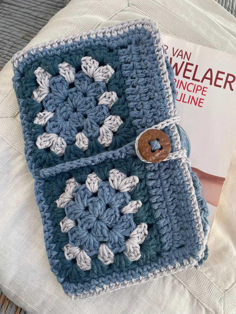 Pochette livre de poche en coton crochetée – Motifs granny bleus, pièce unique faite main