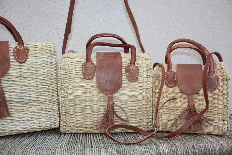 Panier tressé fermé rabat cuir - Sac à main bandoulière / Cabas à courses chic : 3 Modèles au choix ! CRÉATION UNIQUE