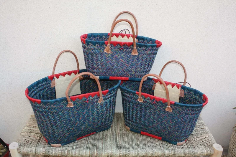 Panier à courses de Madagascar - Bleu & Rouge - Sac Cabas tressé Artisanal osier rotin paille - 3 tailles au choix -