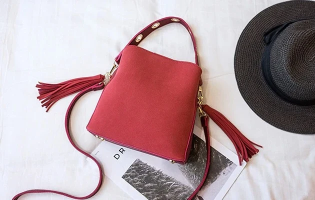 Sac seau daim rouge