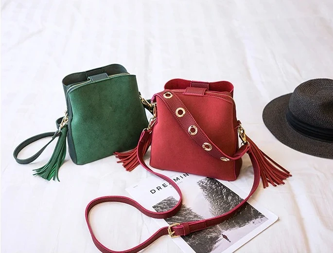 Sac seau daim rouge
