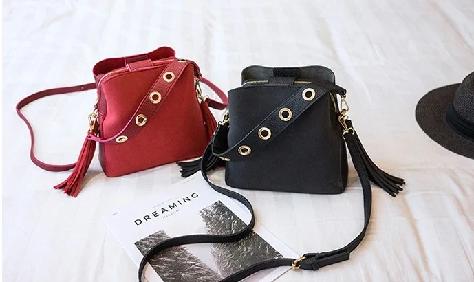 Sac seau daim rouge