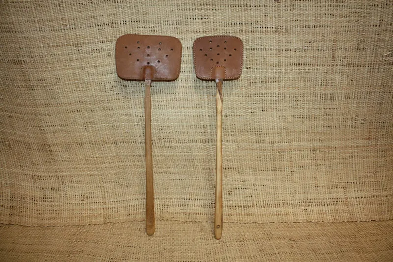 Tapette à Mouches / Moustiques - Artisanale en Cuir Solide & Manche en Olivier