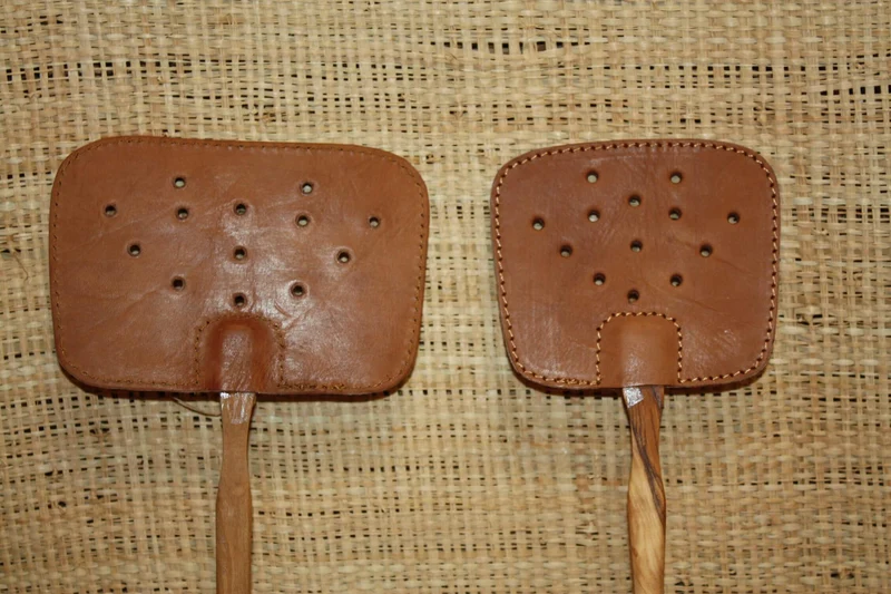 Tapette à Mouches / Moustiques - Artisanale en Cuir Solide & Manche en Olivier