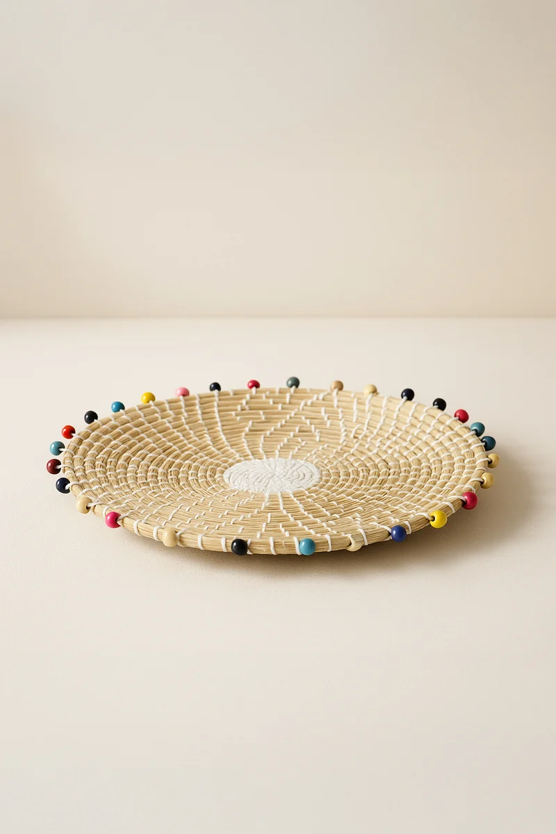 Milos - Panier décoratif en jonc de mer et perles de bois