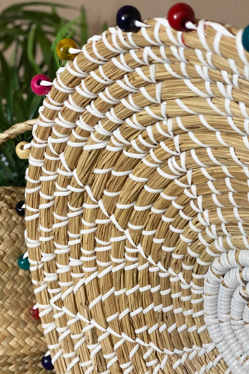 Milos - Panier décoratif en jonc de mer et perles de bois