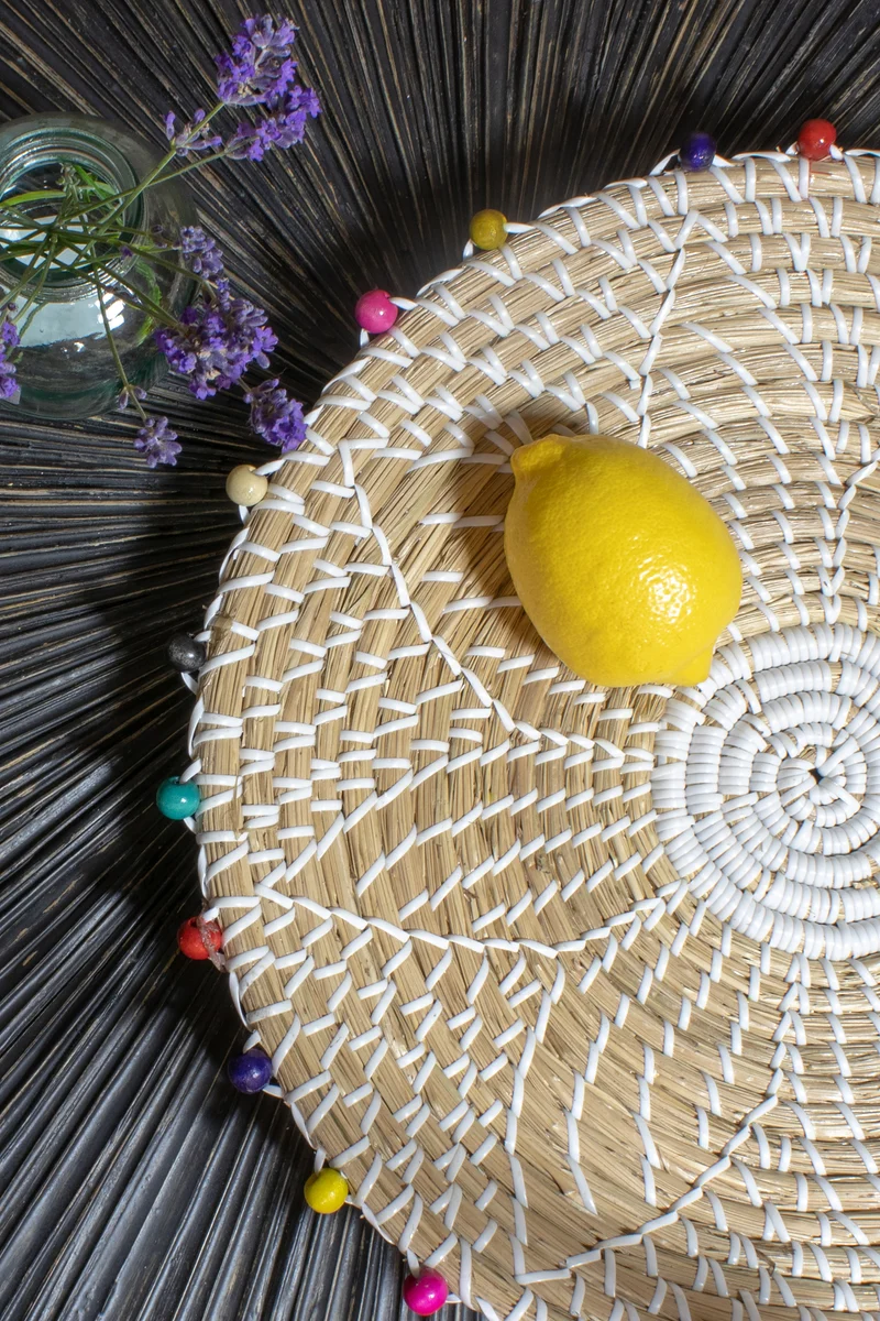 Milos - Panier décoratif en jonc de mer et perles de bois