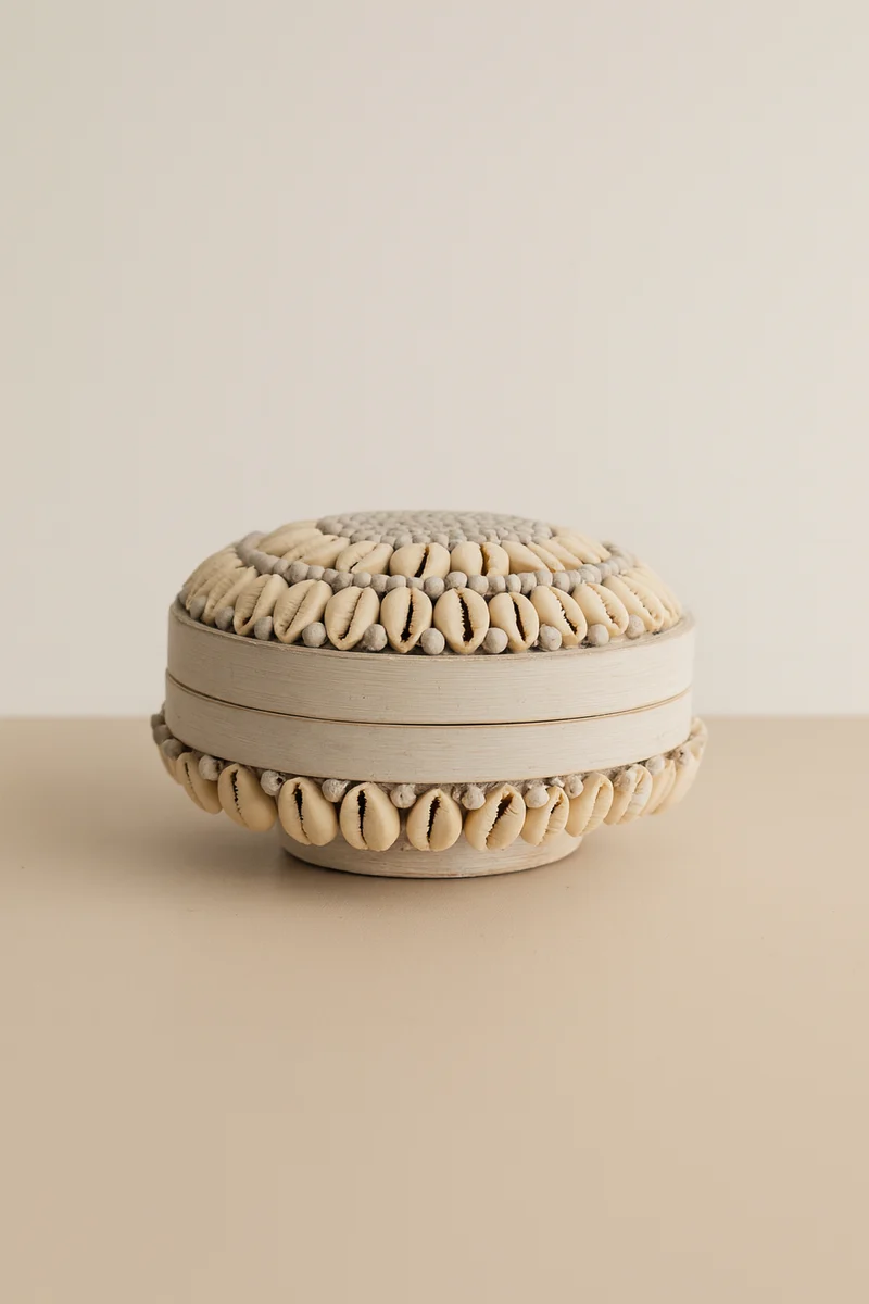 Koloa - Boîte en bambou ornée de coquillages blancs