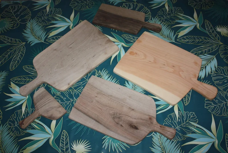 Planche à découper ARTISANALE en BOIS de NOYER - Plateau à Fromage, planchette apéro, dessous de plat ...