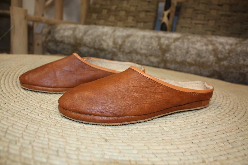 Confortables Chaussons ouverts en CUIR Camel - fourrure Chaude - Couture "cousu retourné" - Homme et Femme - Du 35 au 45