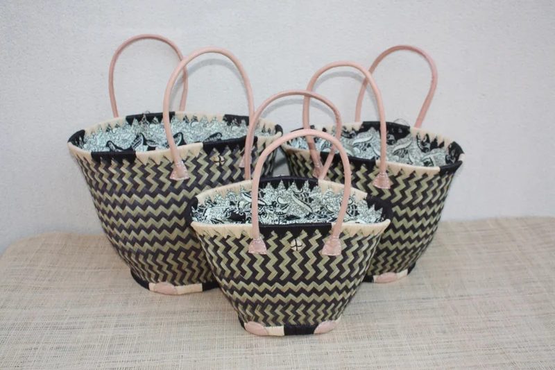 Panier Rond Wax Africain Noir & Naturel – Sac Cabas Bohème en Fibres Naturelles – Panier Marché Plage avec Anses Cuir – Fait Main Madagascar