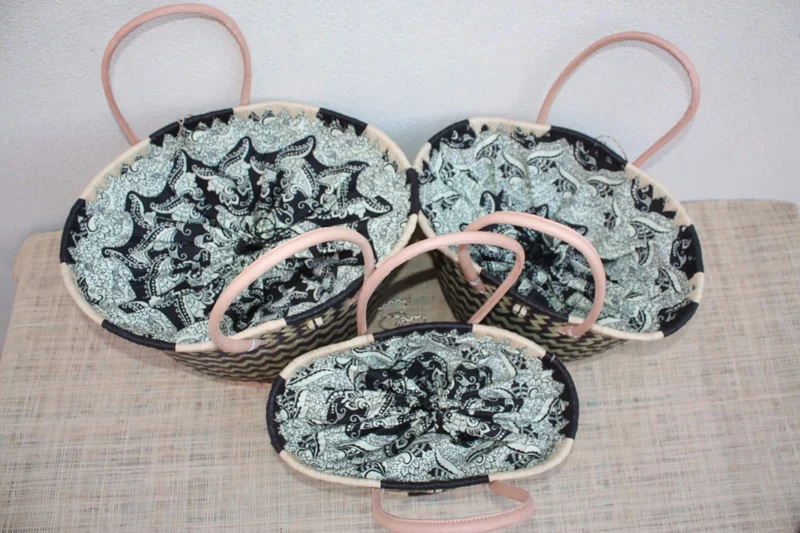 Panier Rond Wax Africain Noir & Naturel – Sac Cabas Bohème en Fibres Naturelles – Panier Marché Plage avec Anses Cuir – Fait Main Madagascar
