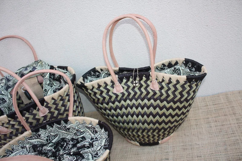 Panier Rond Wax Africain Noir & Naturel – Sac Cabas Bohème en Fibres Naturelles – Panier Marché Plage avec Anses Cuir – Fait Main Madagascar