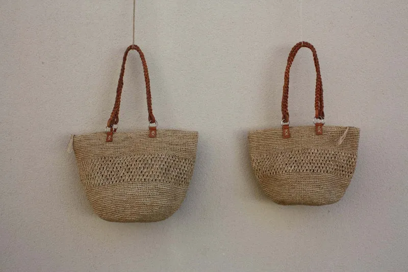 SAC CROCHET RAPHIA - Anses Tresses Cuir - Fond Rond - Poche intérieure - Naturel - Fait Main - Artisanat de Madagascar -