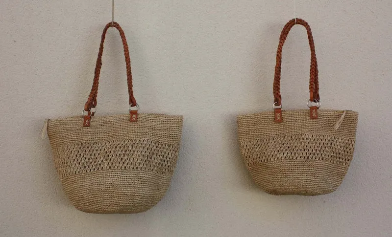 SAC CROCHET RAPHIA - Anses Tresses Cuir - Fond Rond - Poche intérieure - Naturel - Fait Main - Artisanat de Madagascar -