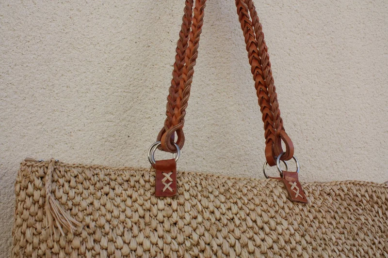 SAC CROCHET RAPHIA - Anses Tressées Cuir - Superbe Tressage - Poche zippé - Entièrement Fait Main - Artisanat de Madagascar -