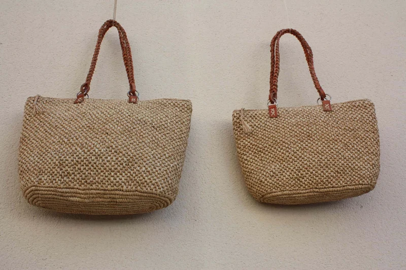 SAC CROCHET RAPHIA - Anses Tressées Cuir - Superbe Tressage - Poche zippé - Entièrement Fait Main - Artisanat de Madagascar -