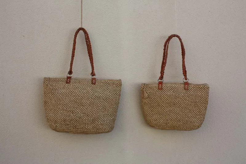 SAC CROCHET RAPHIA - Anses Tressées Cuir - Superbe Tressage - Poche zippé - Entièrement Fait Main - Artisanat de Madagascar -