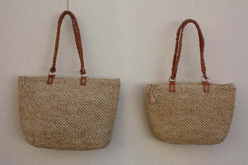 SAC CROCHET RAPHIA - Anses Tressées Cuir - Superbe Tressage - Poche zippé - Entièrement Fait Main - Artisanat de Madagascar -