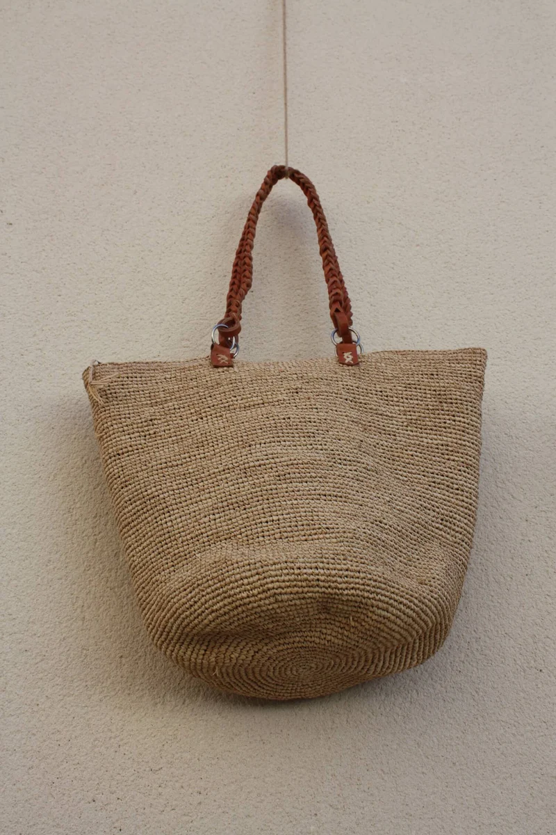 SAC CROCHET RAPHIA - Anses Tressées Cuir - Tressage serré & Pochette zippé - Entièrement Fait Main - Artisanat Madagascar -