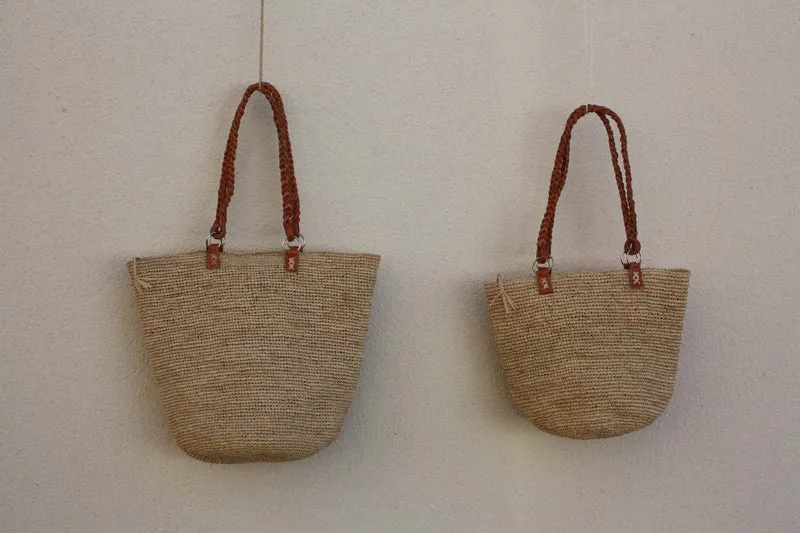 SAC CROCHET RAPHIA - Anses Tressées Cuir - Tressage serré & Pochette zippé - Entièrement Fait Main - Artisanat Madagascar -