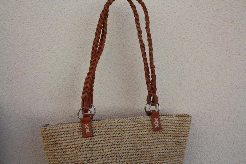 SAC CROCHET RAPHIA - Anses Tressées Cuir - Tressage serré & Pochette zippé - Entièrement Fait Main - Artisanat Madagascar -