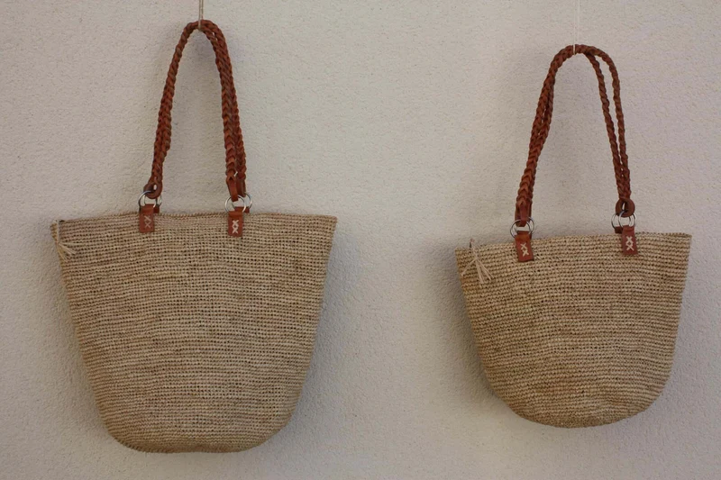 SAC CROCHET RAPHIA - Anses Tressées Cuir - Tressage serré & Pochette zippé - Entièrement Fait Main - Artisanat Madagascar -
