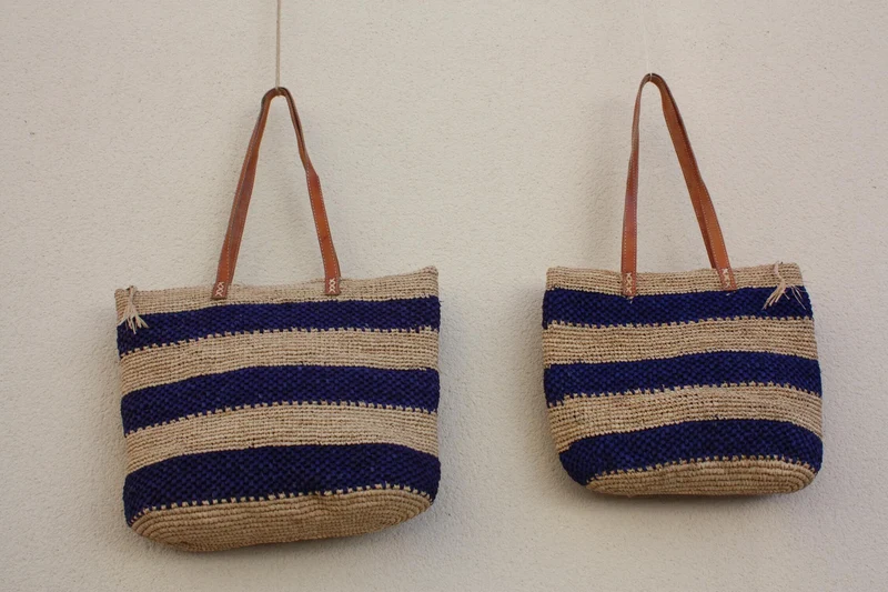 SAC CROCHET RAPHIA - Naturel & Bleu - Anses Longues - Tressé à la Main - Artisanat de Madagascar -