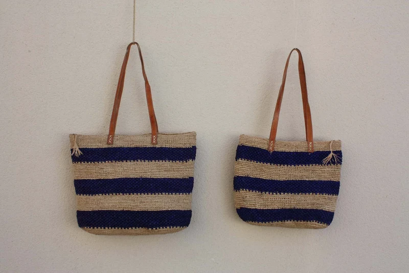 SAC CROCHET RAPHIA - Naturel & Bleu - Anses Longues - Tressé à la Main - Artisanat de Madagascar -