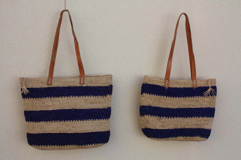 SAC CROCHET RAPHIA - Naturel & Bleu - Anses Longues - Tressé à la Main - Artisanat de Madagascar -