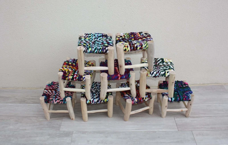 PETIT TABOURET MAROCAIN - Bois de Citronnier & Tissu recyclé - Artisanat Boucherouite - Décoration Durable -