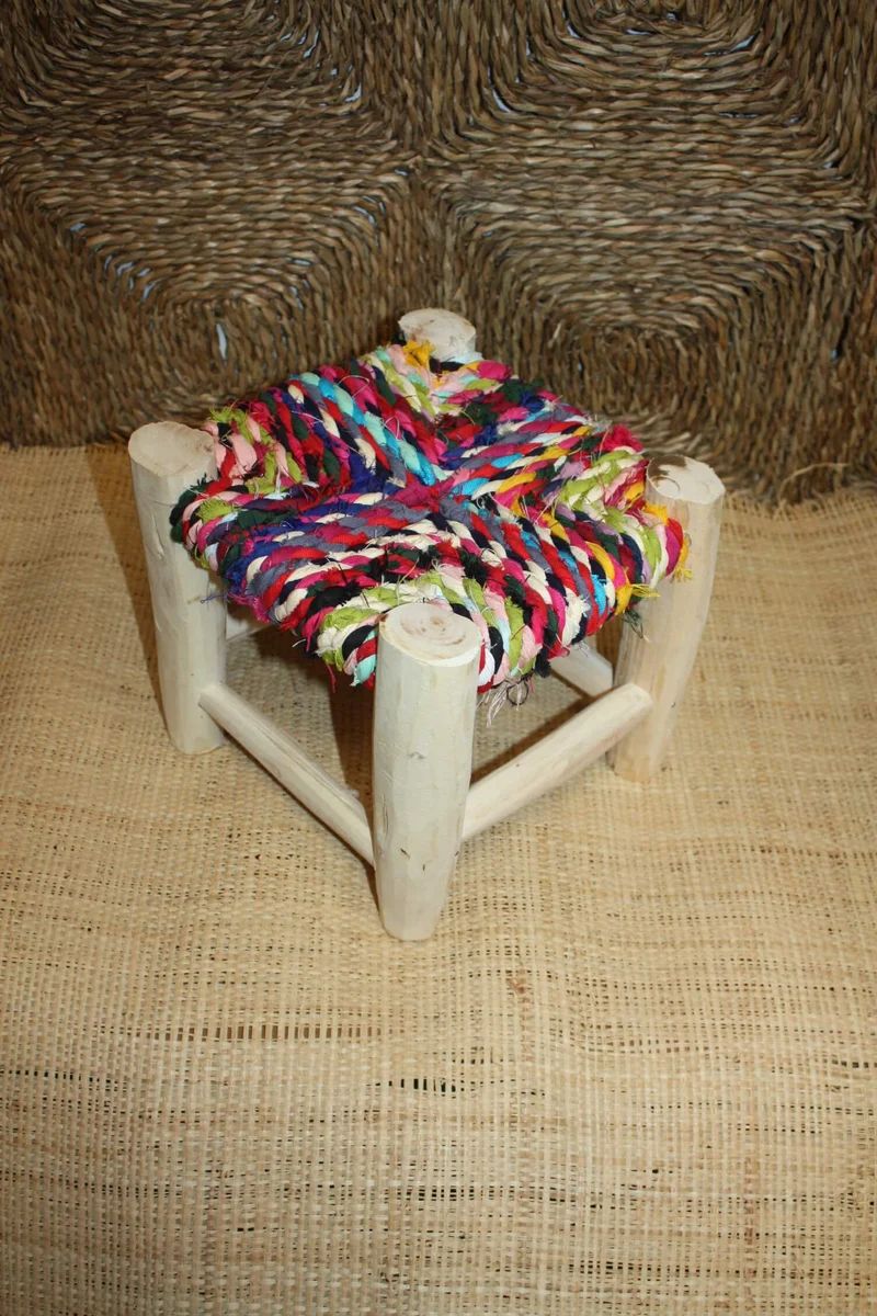 PETIT TABOURET MAROCAIN - Bois de Citronnier & Tissu recyclé - Artisanat Boucherouite - Décoration Durable -