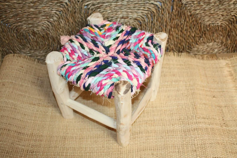 PETIT TABOURET MAROCAIN - Bois de Citronnier & Tissu recyclé - Artisanat Boucherouite - Décoration Durable -