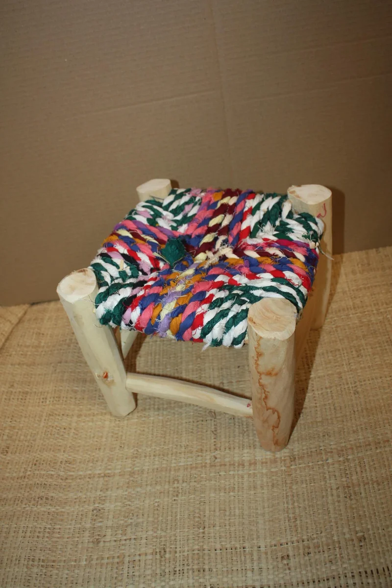 PETIT TABOURET MAROCAIN - Bois de Citronnier & Tissu recyclé - Artisanat Boucherouite - Décoration Durable -