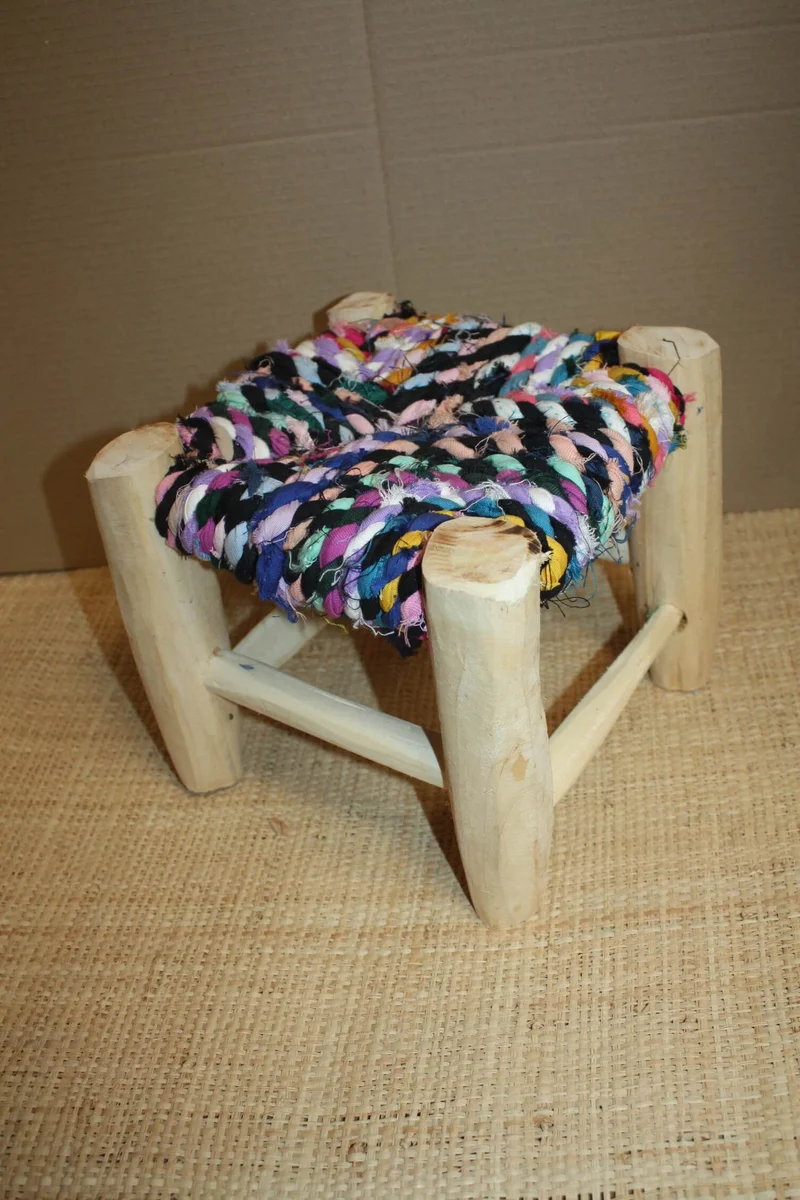 PETIT TABOURET MAROCAIN - Bois de Citronnier & Tissu recyclé - Artisanat Boucherouite - Décoration Durable -