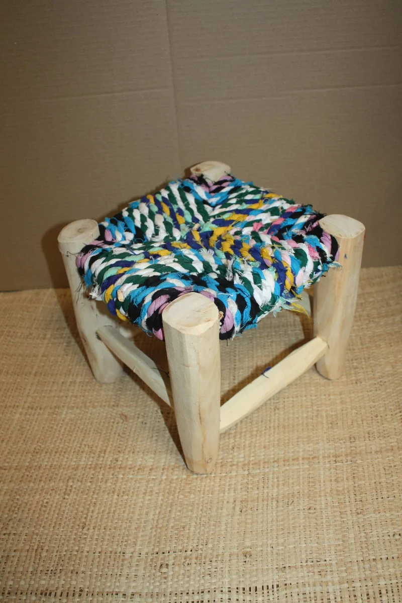 PETIT TABOURET MAROCAIN - Bois de Citronnier & Tissu recyclé - Artisanat Boucherouite - Décoration Durable -