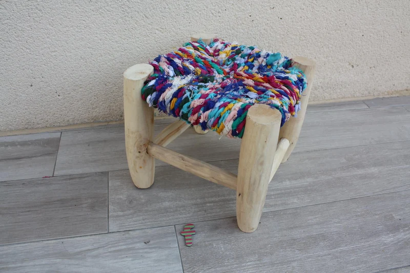PETIT TABOURET MAROCAIN - Bois de Citronnier & Tissu recyclé - Artisanat Boucherouite - Décoration Durable -