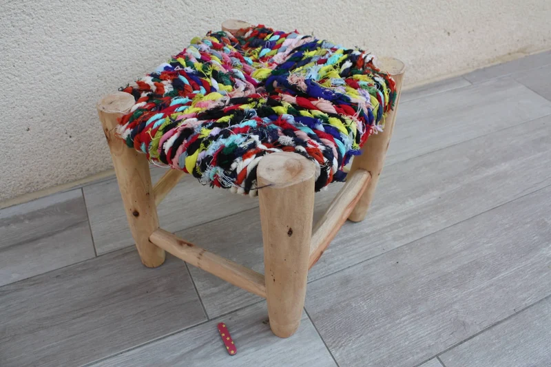 PETIT TABOURET MAROCAIN - Bois de Citronnier & Tissu recyclé - Artisanat Boucherouite - Décoration Durable -