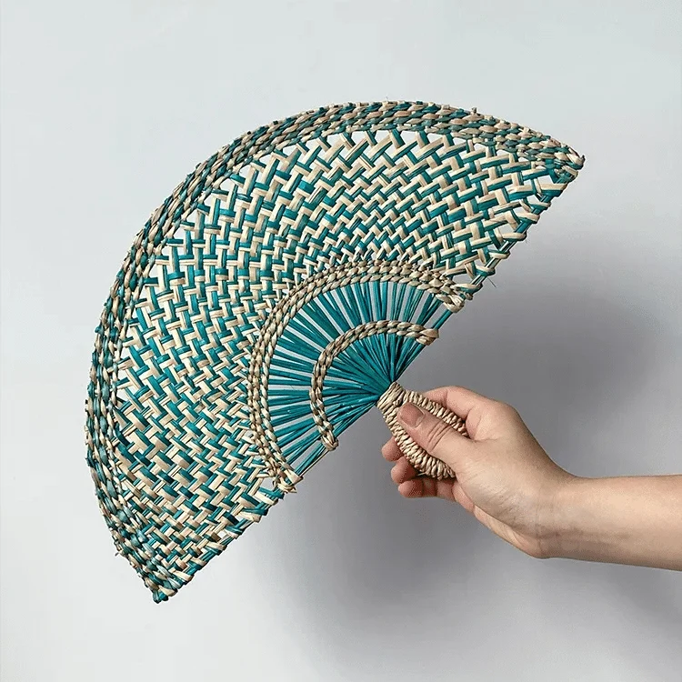 Éventail Bleu en Rotin Tissé