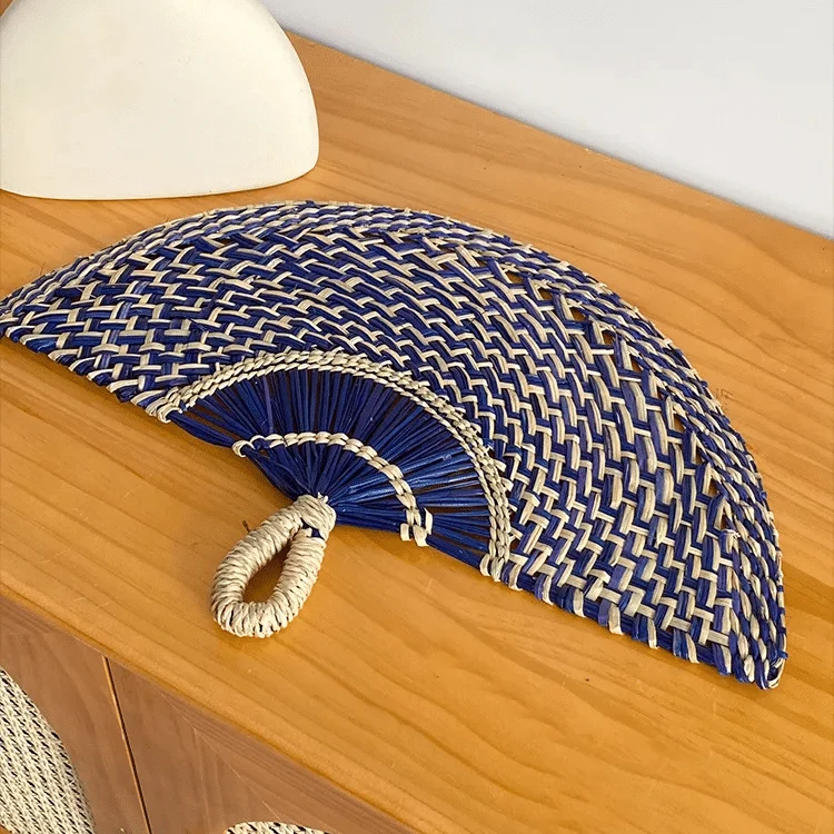 Éventail Bleu en Rotin Tissé