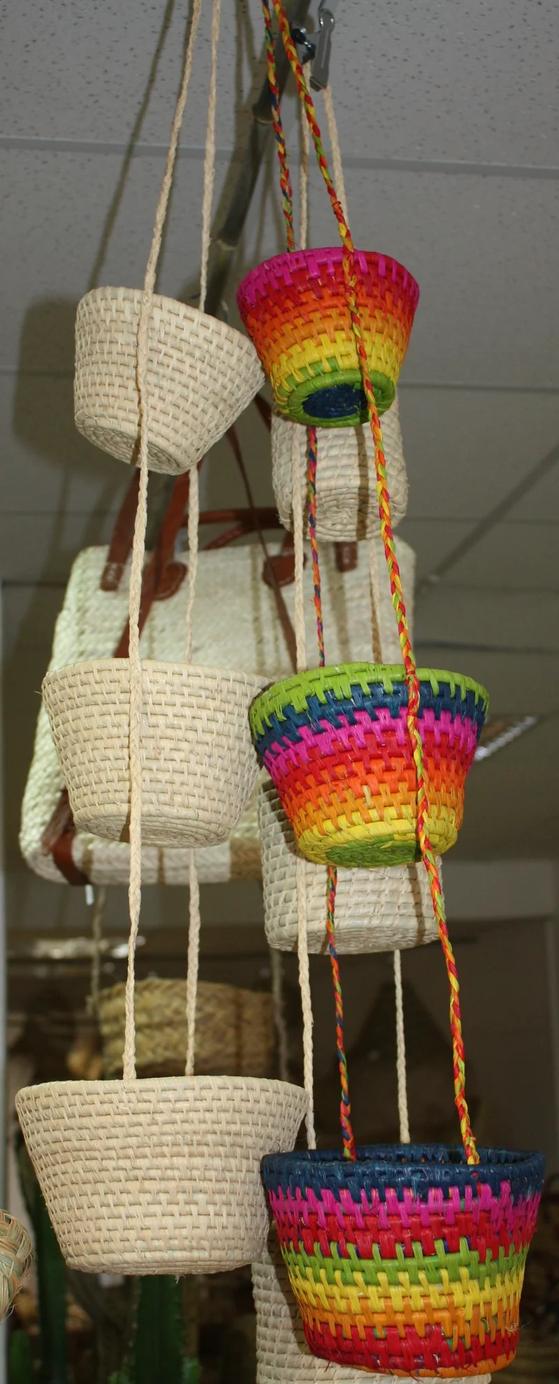 3 Paniers suspendus - CROCHET RAPHIA - Porte épices , plantes ou rangements - MULTICOLORE -