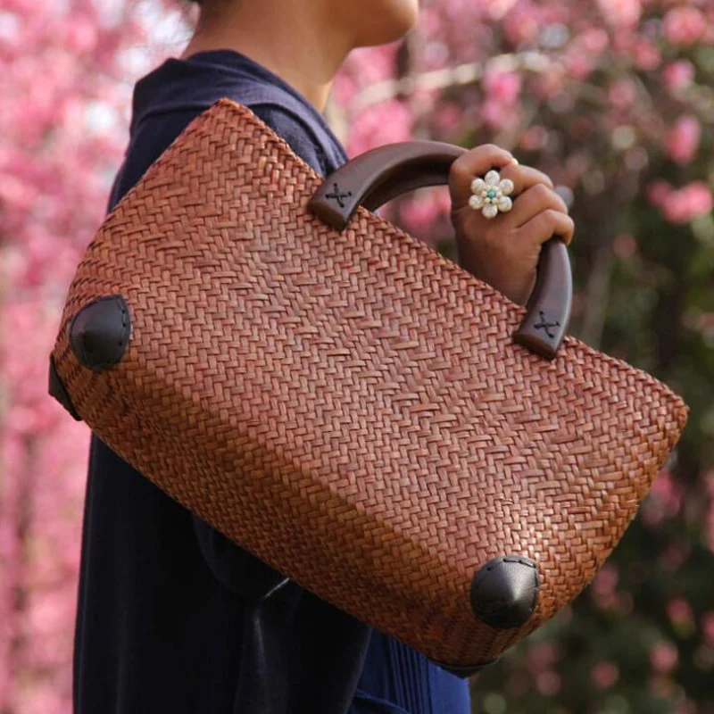 Sac rotin avec anses en bois élégant