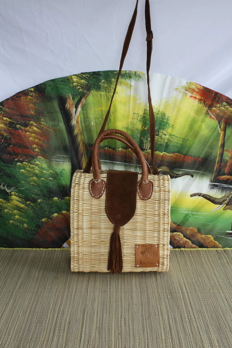 Panier tressé fermé rabat Daim Camel - Sac à main bandoulière / Cabas à courses chic : Choisissez celui qui vous convient ! CRÉATION UNIQUE