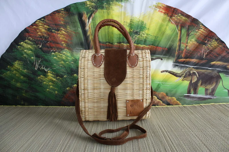 Panier tressé fermé rabat Daim Camel - Sac à main bandoulière / Cabas à courses chic : Choisissez celui qui vous convient ! CRÉATION UNIQUE