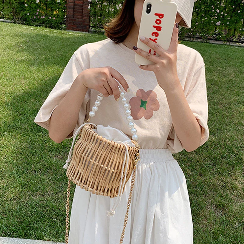 Sac à main en rotin tissé en forme de panier