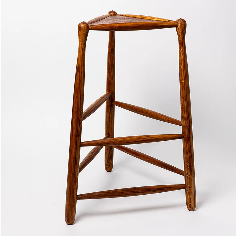 Tabouret haut tripode en chêne brun