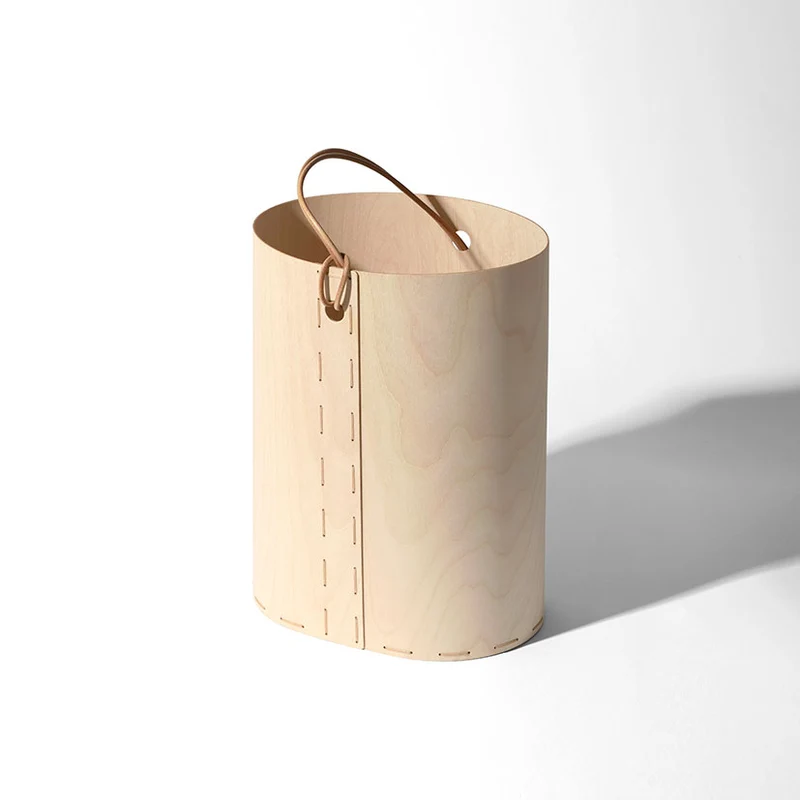 Panier en bois avec sa lanière de cuir