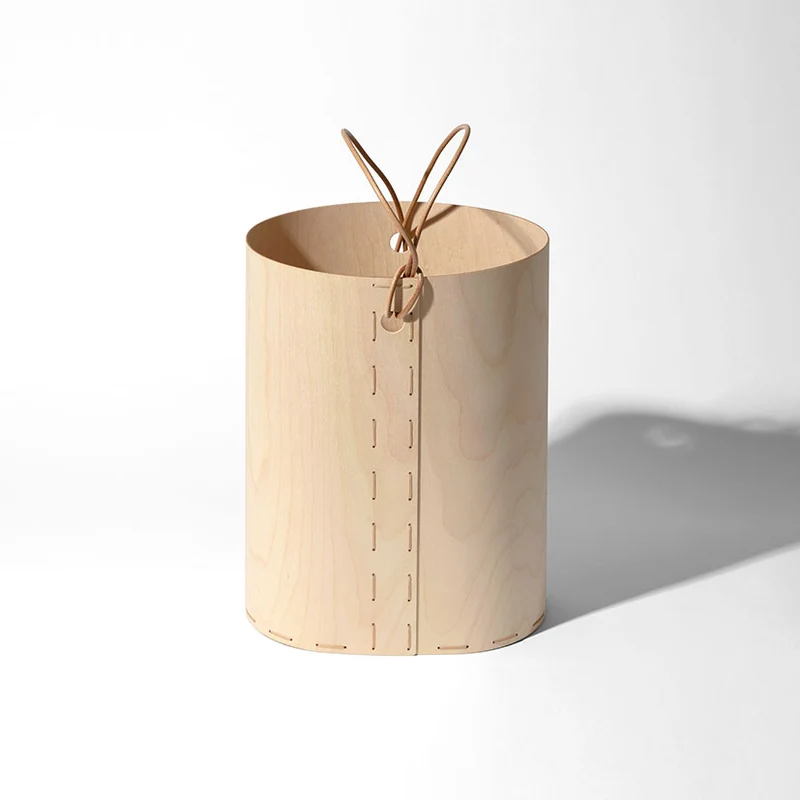 Panier en bois avec sa lanière de cuir