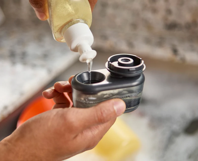 Brosse à Vaisselle à Paume avec Support Inox et 6 Têtes de Rechange SinkTech