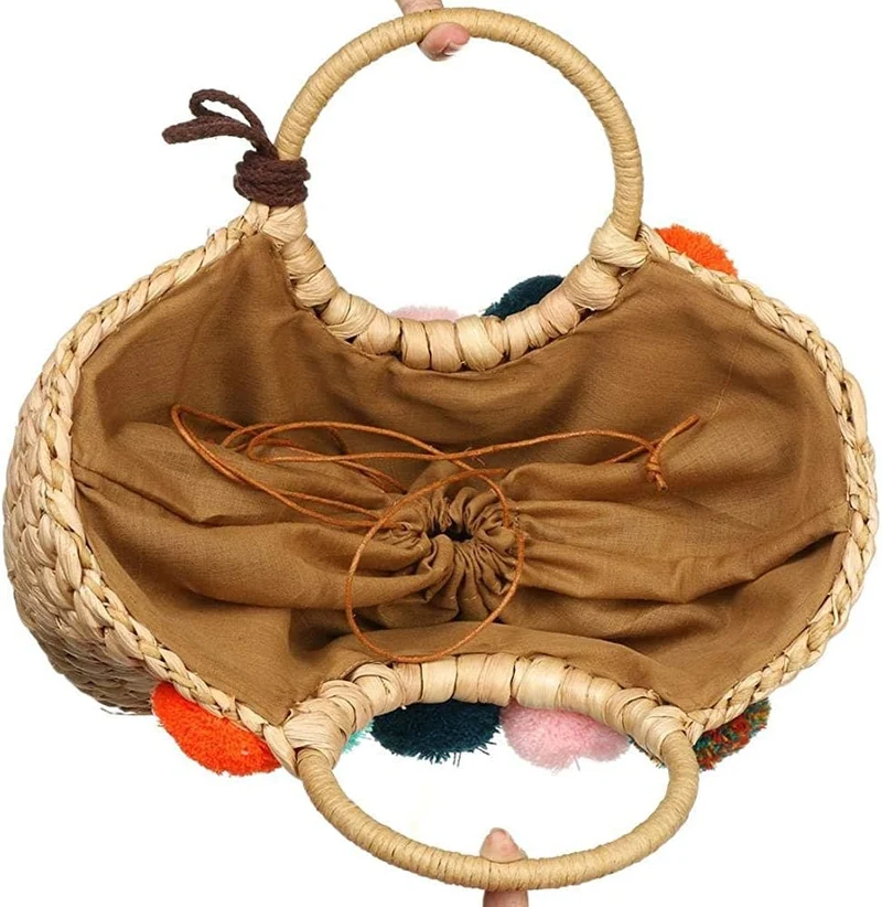 Sac tissé style rotin à pompons
